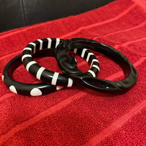 🐝 2/$10 Three lucite bracelets - Picture 8 of 8